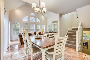 Dining - AUBURN SUNRISE IS A PLACE OF PEACE AND CONTENTMENT! (St. George Island)