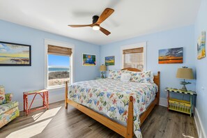 4 bedrooms, WiFi, bed sheets - THIS BEAUTIFUL GROUND LEVEL HOME has gorgeous tile and hardwood floors, and an artistic flair! (St. George Island)