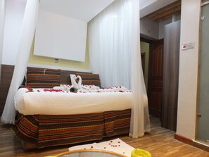 Desk, free WiFi, bed sheets - Laibon Hotel (Nairobi)