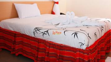 Escritorio, wifi gratis y ropa de cama
