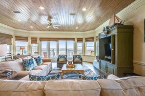 Flatskjerm-TV, DVD-spiller, filmbibliotek og stereoanlegg