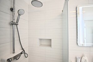Dusche, Haartrockner, HandtĂŒcher