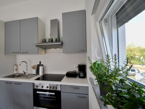 Réfrigérateur, micro-ondes, four, plaque de cuisson