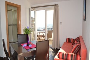 Comfort studio suite, uitzicht op zee | Woonruimte | Een 70-cm flatscreentelevisie met satellietzenders en een televisie