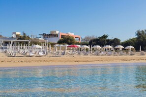 หาดส่วนตัวที่อยู่ใกล้ๆ, เก้าอี้อาบแดด, ร่มชายหาด, บาร์ริมหาด