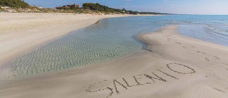 Privéstrand vlakbij, ligstoelen, parasols, een strandbar