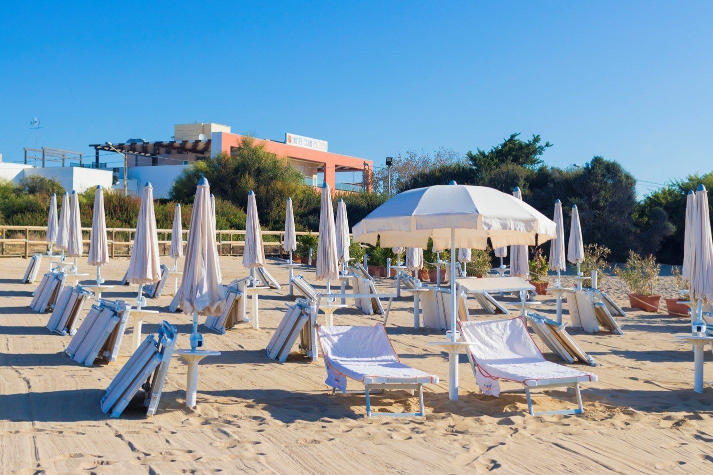 Privatstrand in der Nähe, Liegestühle, Sonnenschirme, Strandbar