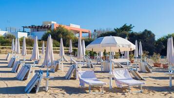 Privatstrand in der Nähe, Liegestühle, Sonnenschirme, Strandbar