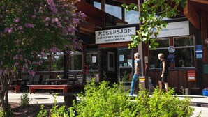A hotel named "RESEPSJON" with outdoor seating and a view of the surrounding area. - Trolltun Hotel (Dovre)
