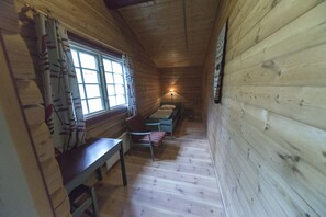 Basic Single Room | Living area | Flat-screen TV - Dombås Hostel (Dovre)