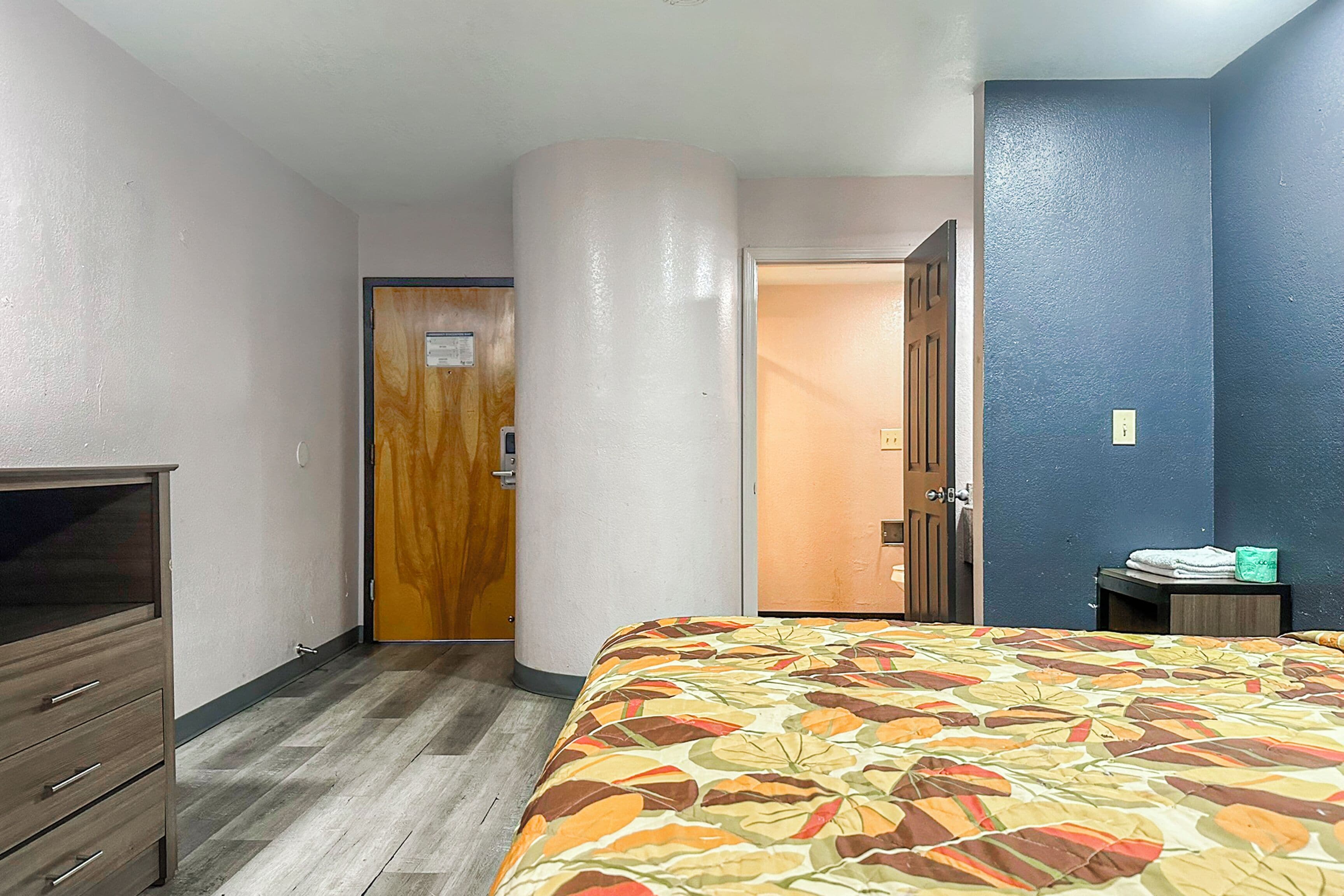 Room, 1 King Bed, Smoking | WiFi (free), bed sheets