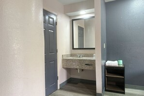 Chambre, 1 très grand lit, fumeur | Salle de bain