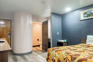 Room, 1 King Bed, Smoking