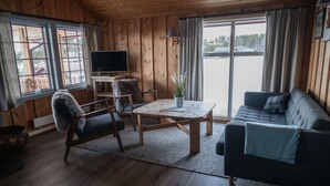 A wooden interior with a sofa, armchair, and a table. - Hytter Dombås (Dovre)
