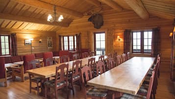 Bungalow – basic, 2 soverom (linen and towels not included) | Oppholdsrom | Flatskjerm-TV