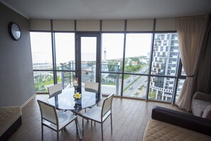 Suite panorámica, 1 habitación, vista al mar | Ropa de cama de alta calidad y decoración personalizada 