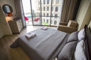 Suite panorámica, 1 habitación, vista al mar | Ropa de cama de alta calidad y decoración personalizada 