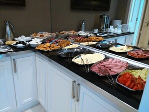 Frukostbuffé varje dag (GEL 70 per person)