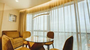 Panoramic Studio Suite | Premium bedding, individually decorated, individually furnished, desk