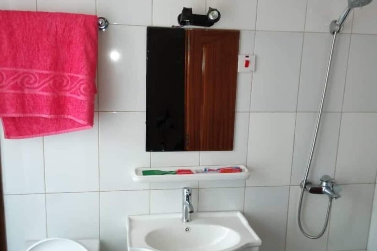 Een douche, gratis toiletartikelen, handdoeken, zeep