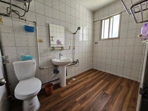 Quadruple Room | Bathroom | Shower, rainfall showerhead, free toiletries, hair dryer - Heping No. 28 (Jincheng)