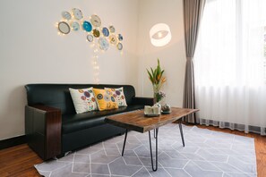 Escritorio y espacio para trabajar con laptop 