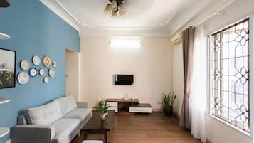 Deluxe King Room | Desk, laptop workspace, iron/ironing board, free WiFi