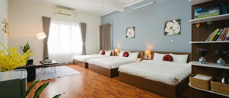 Deluxe King Suite | Desk, laptop workspace, iron/ironing board, free WiFi
