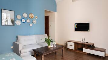 Deluxe King Room | Desk, laptop workspace, iron/ironing board, free WiFi