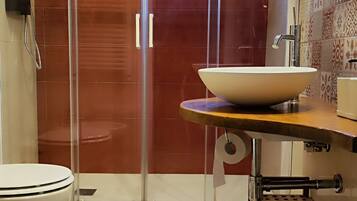 Haartrockner, HandtĂŒcher, Seife, Shampoo