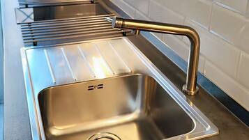 Réfrigérateur, micro-ondes, plaque de cuisson, cafetiÚre/bouilloire