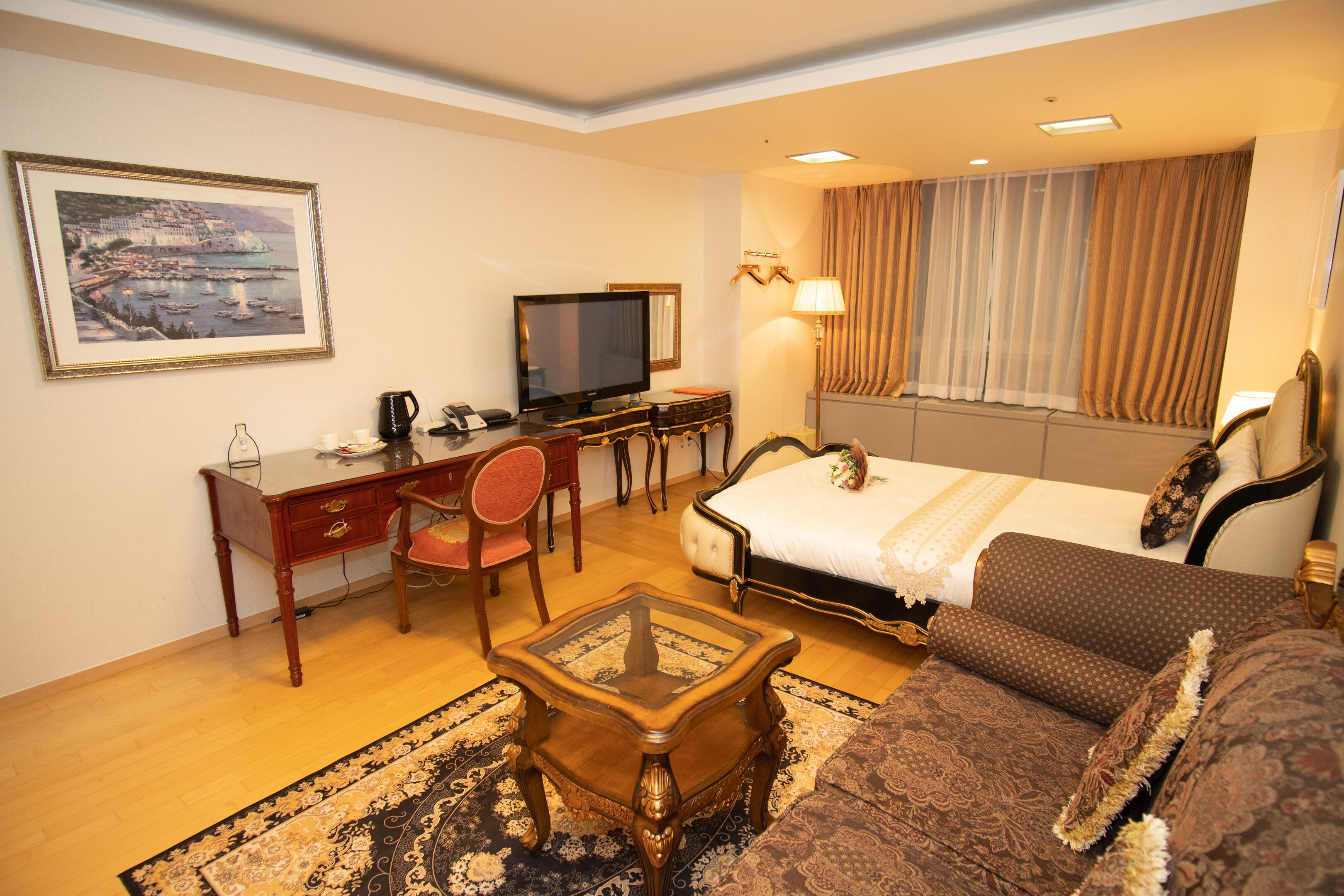 deluxe double room | individually decorated, individually furnished, desk, blackout curtains