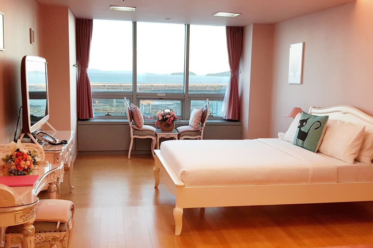 deluxe double room | individually decorated, individually furnished, desk, blackout curtains