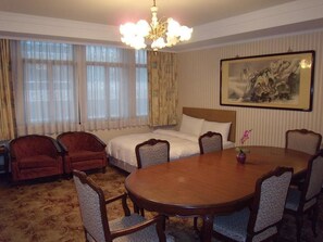 Suíte família (6 pax) | Escrivaninha, cortinas blackout, Wi-Fi de cortesia, roupa de cama