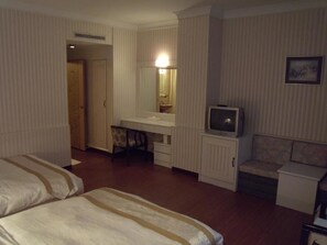 Escrivaninha, cortinas blackout, Wi-Fi de cortesia, roupa de cama