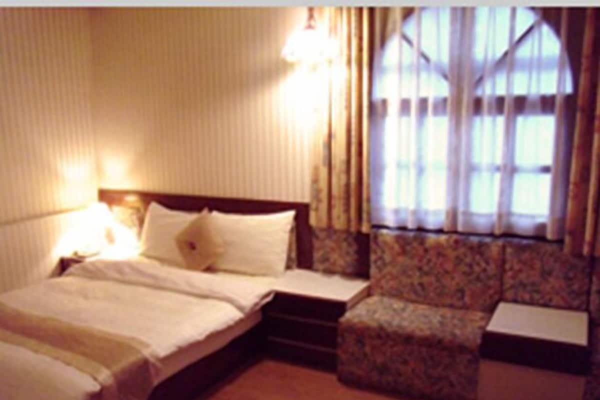 Deluxe-Doppelzimmer | Schreibtisch, Verdunkelungsvorhänge, kostenloses WLAN, Bettwäsche