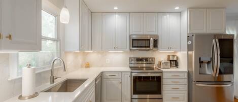 ثلاجة، ميكروويف، فرن، موقد طهي مسطح