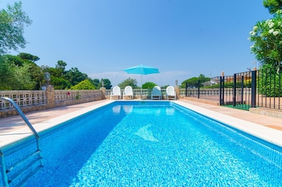Club Villamar - Wonderful villa with 2 kitchens, nice garden with bbq, fenced pool in a quiet are...