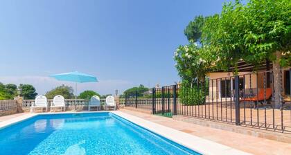 Club Villamar - Wonderful villa with 2 kitchens, nice garden with bbq, fenced pool in a quiet are...