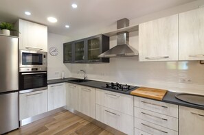 Kjøleskap, mikrobølgeovn, ovn og kokeplater