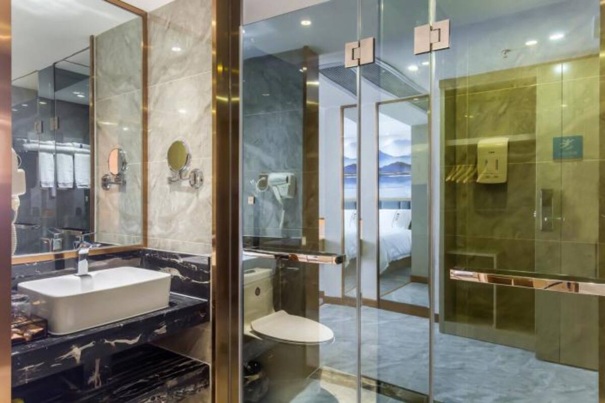 Shower, rainfall showerhead, free toiletries, hair dryer