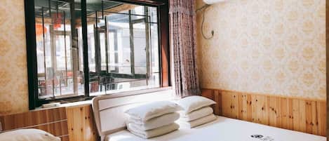 Family Room | Desk, blackout drapes, free WiFi