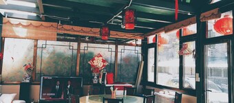 Skylit Great Wall Country House