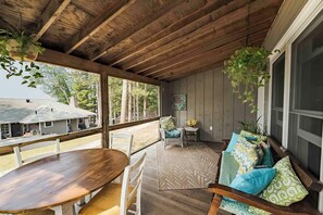 Outdoor dining - Awesome 4bdrm 2 bath Lake house-Eagle River Chain- Catfish Lake (Eagle River)