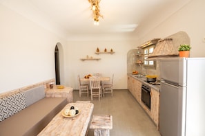 Villa | Privékeuken | Een koelkast/vriezer, een oven, een kookplaat