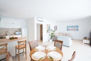 Exclusive-Apartment, Balkon, Meerblick | Innenbereich