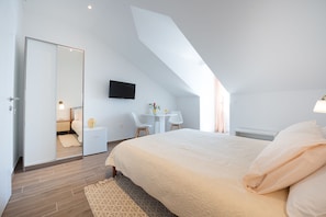 Classic-Doppelzimmer, Balkon, Meerblick | Verdunkelungsvorhänge, schallisolierte Zimmer, Bügeleisen/Bügelbrett