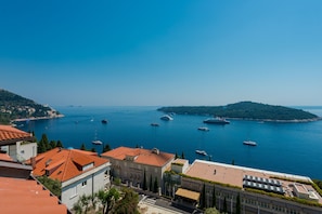 A coastal town with buildings overlooking a marina. - Apartments Horizon (Dubrovnik)