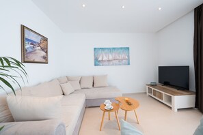 Exclusive-huoneisto, parveke, merinäköala | Oleskelualue | Televisio