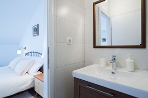Classic Double Room, Balcony, Sea View | Bathroom | Shower, rainfall showerhead, hair dryer, towels
